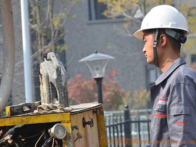 青島長水山莊別墅小區(qū)地源熱泵項目施工鉆井現(xiàn)場圖片展示———鉆機(jī)操作指示圖